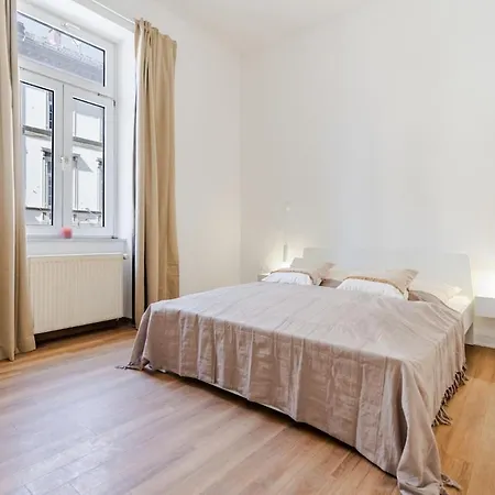 Apartament 3 Bedroom - Zentral - Geraeumig - Parkhaus - Wifi - Kaffee - Netflix Wiesbaden