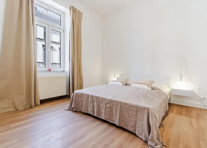 Apartament 3 Bedroom - Zentral - Geraeumig - Parkhaus - Wifi - Kaffee - Netflix Wiesbaden