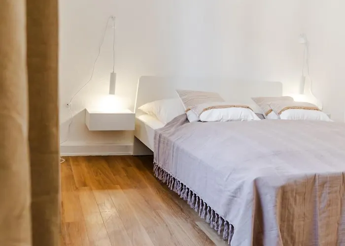 Apartament 3 Bedroom - Zentral - Geraeumig - Parkhaus - Wifi - Kaffee - Netflix Wiesbaden